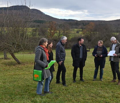 Vor der Dreifürstenstein-Albkulisse gibt's in Belsen Obstwiesen zu pachten: Von links die Organisatoren Sabine-Mall Eder, Hanna