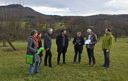 Vor der Dreifürstenstein-Albkulisse gibt's in Belsen Obstwiesen zu pachten: Von links die Organisatoren Sabine-Mall Eder, Hanna