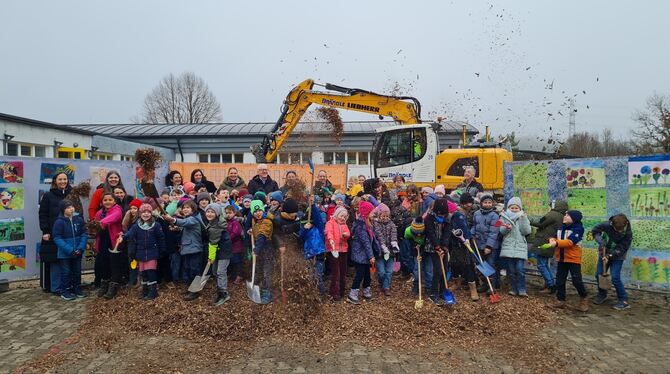 Spatenstich Mensa Gomadingen Beim Spatenstich durften alle Kinder der Sternbergschule mitmachen.