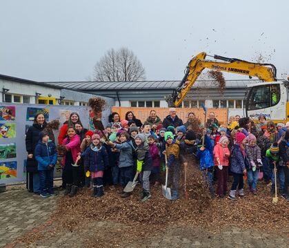 Beim Spatenstich durften alle Kinder der Sternbergschule mitmachen.