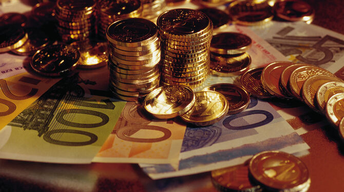 Banknoten, Business, Europa, Euro-MŸnzen, Euro-Scheine, Finanzen, Geld, Gestaltungsmittel, Symbole, Verschiedene, WŠhrung, Euro- Der Dettinger Haushalt ist nicht mehr im Minus und damit genehmigungsfähig.