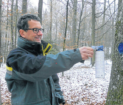 Georg Baumbusch ist für den Wannweiler Forst zuständig. Auf diesem Archivbild zeigt der Revierleiter, wie er mit einem blauen Pu