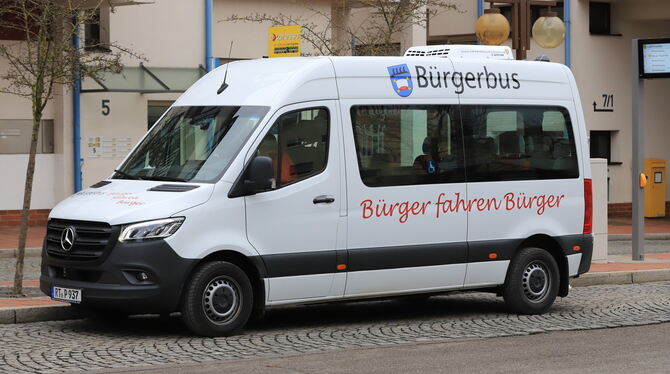 Bürgerbus-1 Der älteste Bürgerbus im Landkreis dreht in Pfullingen seine Runden - nach einem festen Linienfahrplan.
