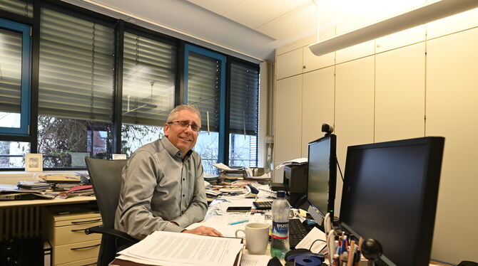 Ewald Heinzelmann 35 Jahre lang war Ewald Heinzelmann Geschäftsführer der Kreishandwerkerschaft Reutlingen. Sein voller Schreibtisch vermittelt ei