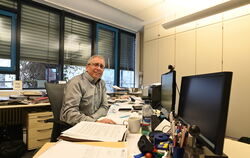 35 Jahre lang war Ewald Heinzelmann Geschäftsführer der Kreishandwerkerschaft Reutlingen. Sein voller Schreibtisch vermittelt ei