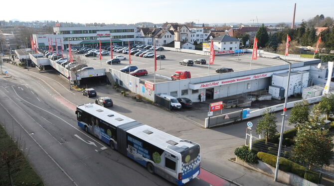 Media Markt Blick vom gegenüber liegenden Parkhaus runter auf das Parkdeck und Gebäude des Media Markts. In einigen Jahren soll hier ein neu