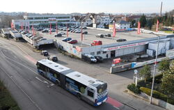 Blick vom gegenüber liegenden Parkhaus runter auf das Parkdeck und Gebäude des Media Markts. In einigen Jahren soll hier ein neu