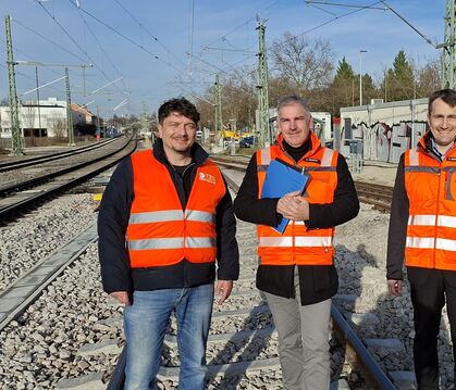 Freuen sich über den planmäßigen Verlauf der Ausbauarbeiten im Bahnhof Metzingen: (von links) Muhammet Topaloglu von der Firma T
