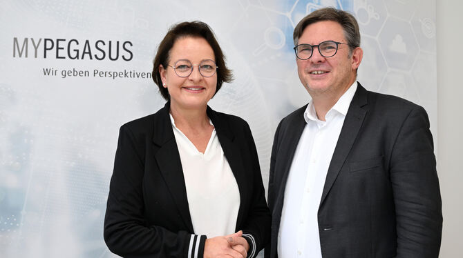 Arbeit Projektleiterin Michaela Uhrig und Geschäftsführer Martin Rosemann von der Reutlinger Transfergesellschaft Mypegasus.