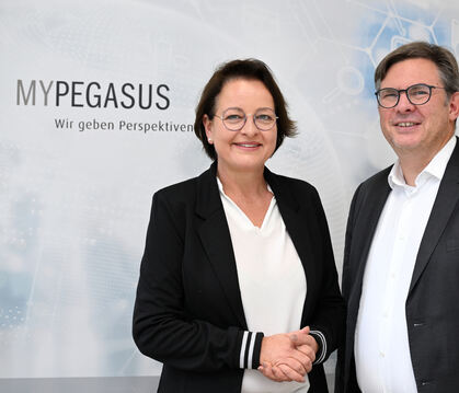 Projektleiterin Michaela Uhrig und Geschäftsführer Martin Rosemann von der Reutlinger Transfergesellschaft Mypegasus.