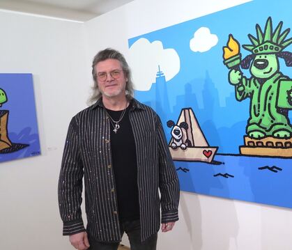Der US-amerikanische Pop-Art-Künstler Ed Heck in seiner Ausstellung in der Tübinger Galerie Art 28.