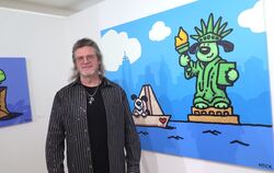 Der US-amerikanische Pop-Art-Künstler Ed Heck in seiner Ausstellung in der Tübinger Galerie Art 28.
