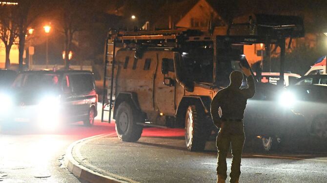 Jugendamt holt Kind mit Hilfe von Spezialkräften aus Familie Jugendamt holt Kind mit Hilfe von Spezialkräften aus Familie