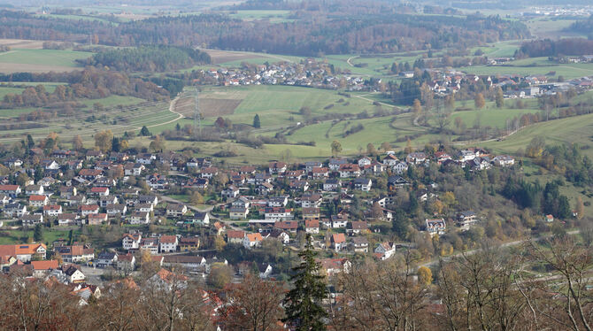 In Gomadingen, wo viele Häuser bereits eine PV-Anlage haben, und den Ortsteilen – im Hintergrund ist Steingebronn zu sehen – gib In Gomadingen, wo viele Häuser bereits eine PV-Anlage haben, und den Ortsteilen – im Hintergrund ist Steingebronn zu sehen – gib