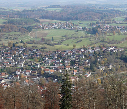 In Gomadingen, wo viele Häuser bereits eine PV-Anlage haben, und den Ortsteilen – im Hintergrund ist Steingebronn zu sehen – gib