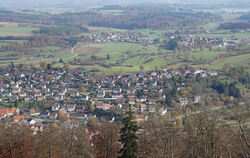 In Gomadingen, wo viele Häuser bereits eine PV-Anlage haben, und den Ortsteilen – im Hintergrund ist Steingebronn zu sehen – gib