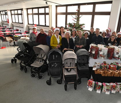 Die Damen des Inner-Wheel-Clubs  bereiteten zahlreichen Menschen mit ihren Zuwendungen eine schöne Bescherung.