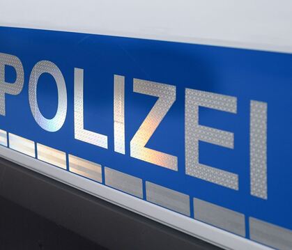 Der Polizei-Schriftzug auf einem Einsatzwagen.
