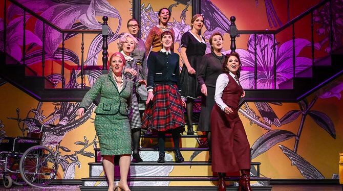 Acht Frauen Altes Schauspielhaus Stuttgart Komödie Show-Einlage trotz Mord: Monika Wiedemer, Sabine Bräuning, Anne Leßmeister, Rosa Alice Abruscato, Barbro Viefhaus, Hannah Rebekk