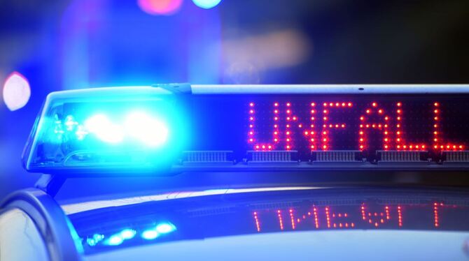 Polizei sichert Unfallstelle Polizei sichert Unfallstelle