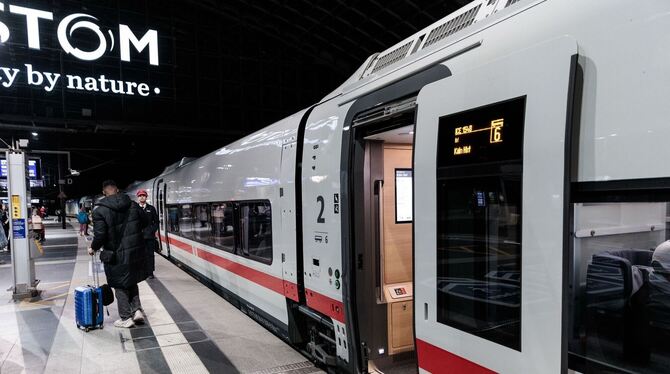 Erste Fahrt mit Fahrgästen des neuen ICE-L der Deutschen Bahn Erste Fahrt mit Fahrgästen des neuen ICE-L der Deutschen Bahn