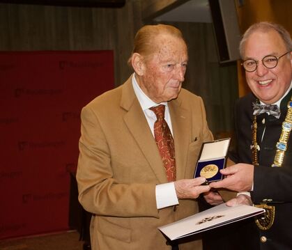 Oberbürgermeister Thomas Keck überreicht Albrecht Wandel die Bürgermedaille in Gold.