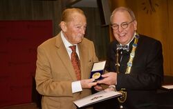 Oberbürgermeister Thomas Keck überreicht Albrecht Wandel die Bürgermedaille in Gold.