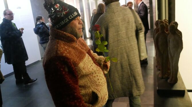 Ein Bewohner und Mitglied der »Grafenschrecks« betrachtete am Samstagabend nach der Feier im Schloss die Skulpturen im Dokumenta