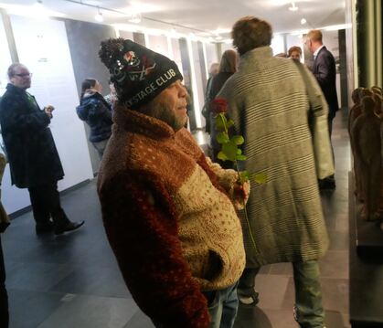 Ein Bewohner und Mitglied der »Grafenschrecks« betrachtete am Samstagabend nach der Feier im Schloss die Skulpturen im Dokumenta