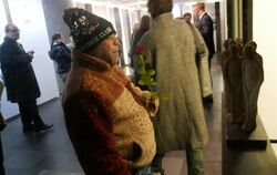 Ein Bewohner und Mitglied der »Grafenschrecks« betrachtete am Samstagabend nach der Feier im Schloss die Skulpturen im Dokumenta