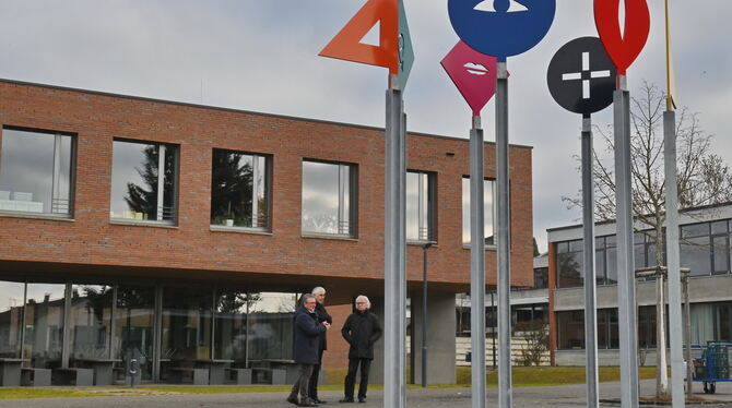 Andreas Felger Zum 90. Geburtstag stellt die Stadt Mössingen eine Skulptur des Belsener Künstlers Andreas Felger (rechts) auf. Links OB Michael
