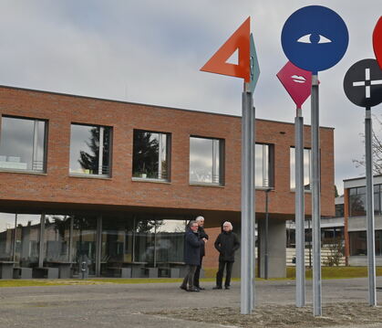 Zum 90. Geburtstag stellt die Stadt Mössingen eine Skulptur des Belsener Künstlers Andreas Felger (rechts) auf. Links OB Michael