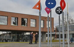 Zum 90. Geburtstag stellt die Stadt Mössingen eine Skulptur des Belsener Künstlers Andreas Felger (rechts) auf. Links OB Michael