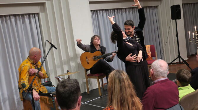 reutlinger gitarrennacht spitalhofsaal flamenco ricardo esipinosa philip reinhardt annette brenner josé torredonjimeno foto akr Die Flamenco-Gitarre verbindet sich mit Perkussion und Tanz: (von links) Ricardo Espinosa, Philip Reinhardt, Annette Brenner und