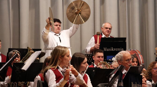 Musikverein Eningen Der Musikverein Eningen zeigt seine musikalische Klasse beim Jahresabschlusskonzert.