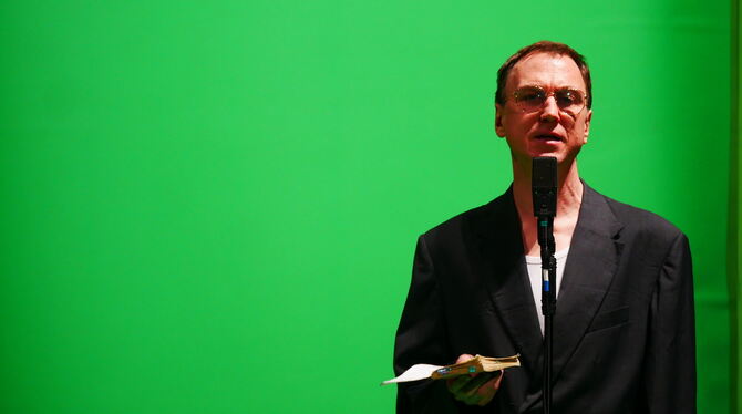 Lars Eidinger Brechts Hauspostille Kino Museum Tübingen 2025 Die Brecht'sche »Hauspostille« in der Hand: Lars Eidinger beim Auftritt in Tübingen.