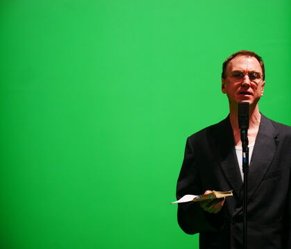 Die Brecht'sche »Hauspostille« in der Hand: Lars Eidinger beim Auftritt in Tübingen.