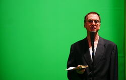 Die Brecht'sche »Hauspostille« in der Hand: Lars Eidinger beim Auftritt in Tübingen.