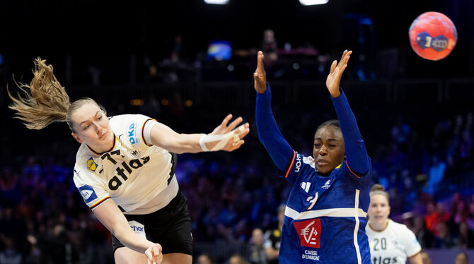 Rückraumspielerin Viola Leuchter ist einer der deutschen Trümpfe, die sich bei der Heim-Weltmeisterschaft ins Rampenlicht spielt