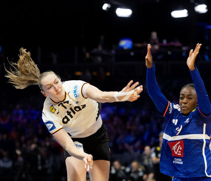 Rückraumspielerin Viola Leuchter ist einer der deutschen Trümpfe, die sich bei der Heim-Weltmeisterschaft ins Rampenlicht spielt