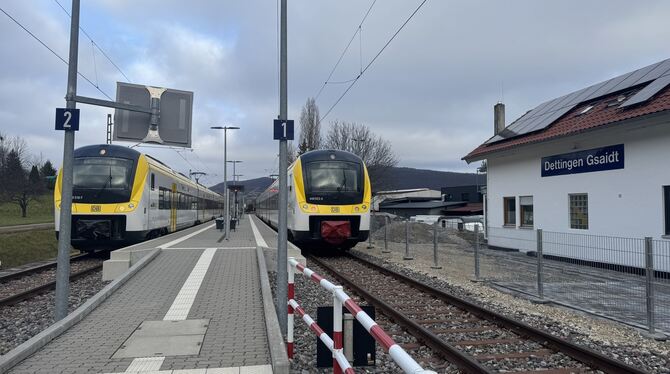 RSBNA SI Dettingen Gsaidt Station Züge Zugbegegnung Das ist neu: Am Bahnsteig von Dettingen-Gsaidt begegnen sich zur Probe zwei Triebwagen der Ermstalbahn. Einer fährt nach Tübinge