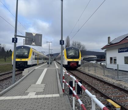 Das ist neu: Am Bahnsteig von Dettingen-Gsaidt begegnen sich zur Probe zwei Triebwagen der Ermstalbahn. Einer fährt nach Tübinge