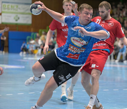 Der Pfullinger Kreisläufer Paul Prinz (mit Ball) trägt sich in Erlangen drei Mal in die Torschützenliste ein.