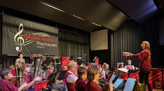 Johanna Grözinger dirigierte das Jugendorchester am Samstagabend. FOTO: RUOF Johanna Grözinger dirigierte das Jugendorchester am Samstagabend. FOTO: RUOF