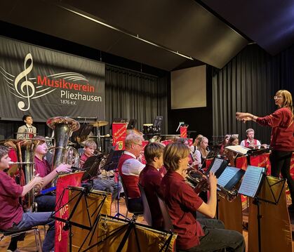 Johanna Grözinger dirigierte das Jugendorchester am Samstagabend. FOTO: RUOF