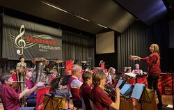 Johanna Grözinger dirigierte das Jugendorchester am Samstagabend. FOTO: RUOF