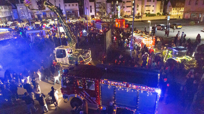 Ein Lichterkonvoi sorgte in Metzingen für Weihnachtsstimmung. Ein Lichterkonvoi sorgte in Metzingen für Weihnachtsstimmung.