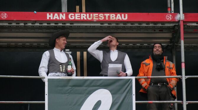 Metzingen DBG Richtfest Prost, auf den Neubau beim Metzinger Gymnasium.
