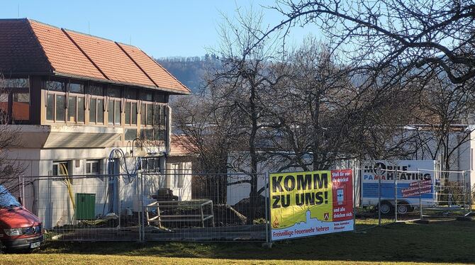 Anbau am Feuerwehrhaus Hinter dem bestehenden Feuerwehrhaus (links) soll ein Anbau in Holzständerbauweise entstehen. Anschließend werden die Freifläche