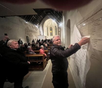 Uli Römer hat die Stiftertafel in der Bronnweiler Marienkirche enthüllt.